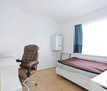 Price £1,900 pcm - Available Now - Unfurnished - Photo 4
