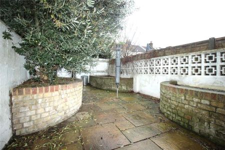 2 bedroom end of terrace house to rent - Photo 5