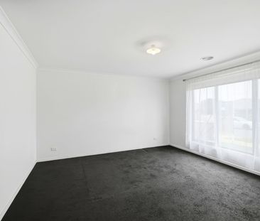 LARGE MODERN FAMILY HOME - Photo 5