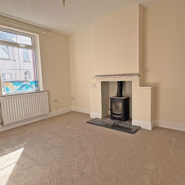 2 bedroom end of terrace house to rent - Photo 1