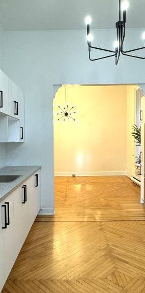 MAJESTUEUX 3 1/2 semi meublé dans un immeuble ancestral (LOGEMENT UNIQUE) - Photo 1