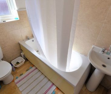 3 bedroom House in Park View Avenue, Leeds - Photo 3