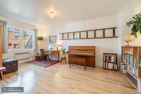 Furnished two-story house for rent in Villeray - abundant natural light - Photo 4