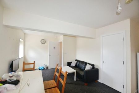 1 bedroom in a flat share to rent - Photo 4