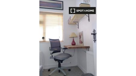 Room in a 2-Bedroom apartment for rent in Ballygall, Dublin - Photo 2