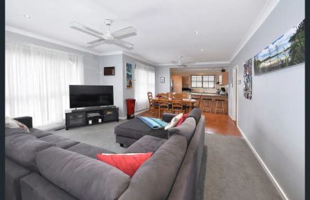“Spacious Living!” - Photo 4