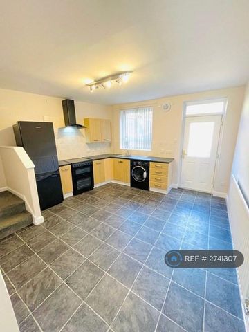 2 bedroom end of terrace house to rent - Photo 2