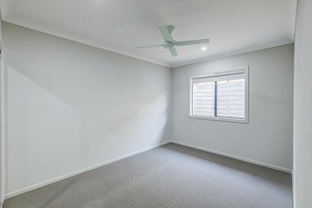 Large Near New Modern Family Home - Photo 4