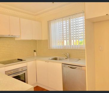 4/27 Salstone Street, Kangaroo Point, Qld 4169 - Photo 3