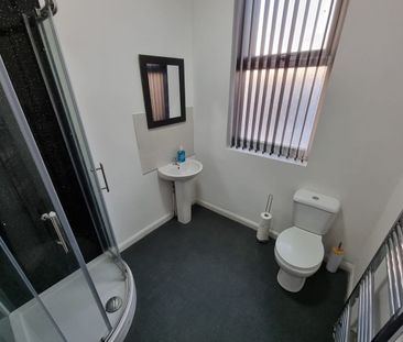Studio Flat, Strand Road, L20 - Photo 2