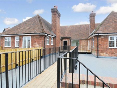 A stylish first floor one bedroom apartment refurbished to a high standard offering a private terrace and one parking space - Photo 2