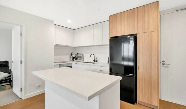 MODERN 2- BEDROOM APARTMENT WITH STUNNING BAY VIEWS + WHITE GOODS - Photo 1