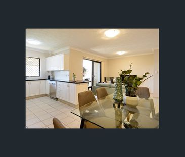 Modern Three-Bedroom Apartment in Prime Location - Photo 4