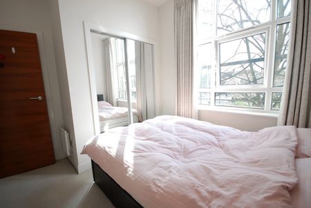 2 Bed Flat, Bromyard House, W3 - Photo 2