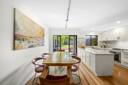 Sunblessed 'terrace style' townhome, deep gardens - Photo 4