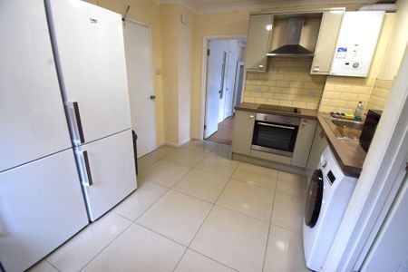 5 bedroom semi-detached house to rent - Photo 4