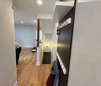 Beautiful Leslieville/Film District 2 Bdrm Renovated Suite for Rent - Photo 2