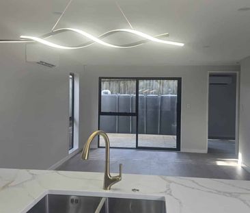 Spacious and Modern 4 Bedroom Townhouse - Photo 2