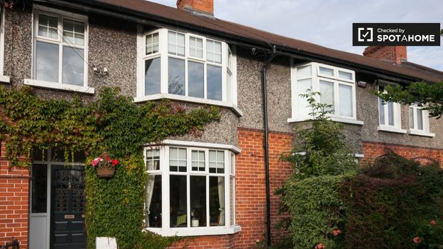 Attic room to rent in 5-bedroom house in Rathgar, Dublin - Photo 1