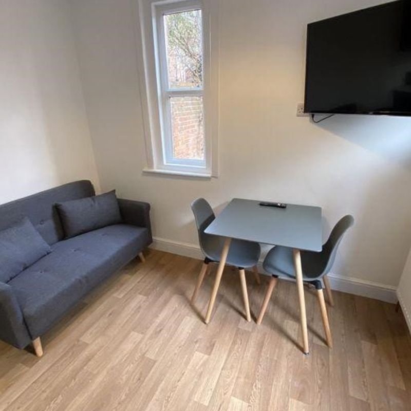 5 Bed Semi-Detached House, Coventry Road, SO15 - Photo 1