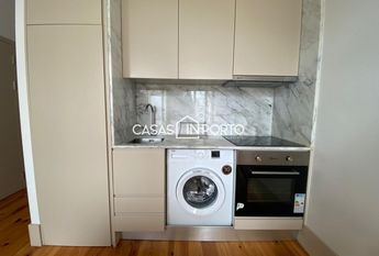 Apartamento T0+1 para arrendamento na Rua Santa Catarina, Porto