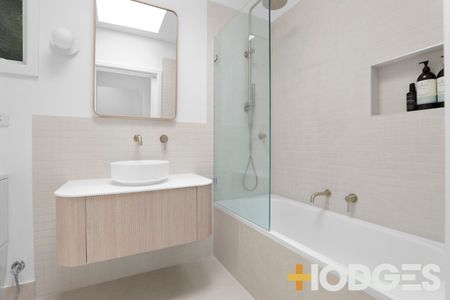 Elegant & Lifestyle-Focused - Photo 4