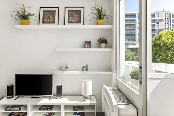 Light-Filled South Yarra Living Moments from Chapel Street - Photo 1