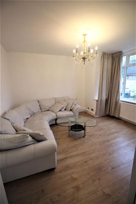 5 bed house to rent in Garratt Road, Edgware, HA8 - Photo 1