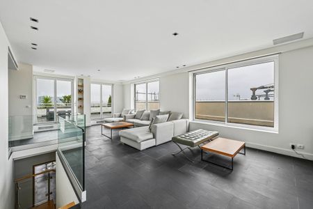 Location Appartement 6 pièces 165m² PARIS 16ème - Photo 5