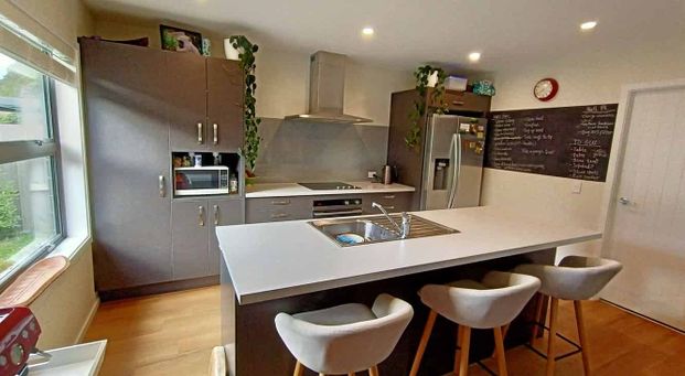 Charming 3BR Home in Whitby, Porirua - Photo 1