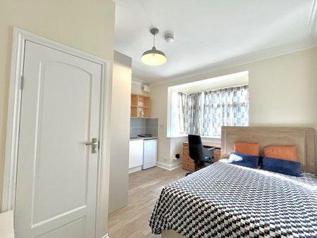 Studio Flat, Lo, W3 - Photo 4