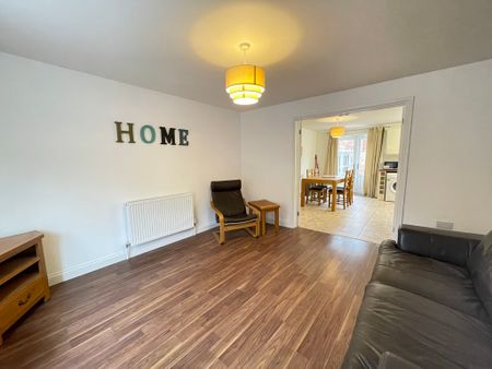 3 bedroom Semi-Detached House to let - Photo 2