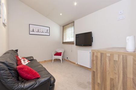 3 bedroom flat to rent - Photo 3