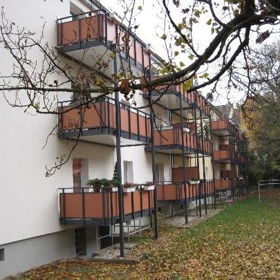 Frisch sanierte 2-Zimmer-Wohnung mit großem Balkon - Photo 1