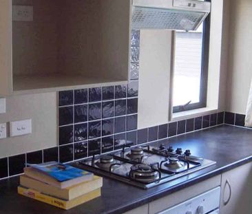 Secure 3 Bedroom Town House - Photo 3