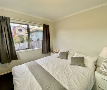 This beautiful and modern upstairs unit is just a 5-minute walk to ... - Photo 3