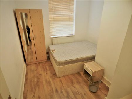 3 bedroom flat to rent - Photo 3