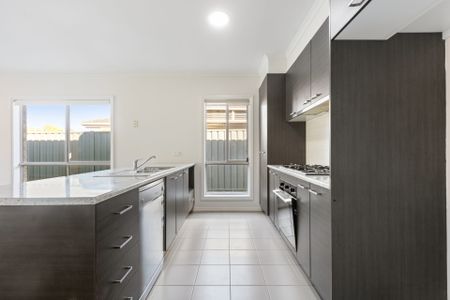 Stylish Family Living in a Prime Craigieburn Location - Photo 3