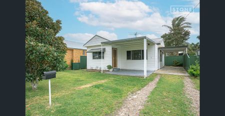 Lovely fresh home located in a central location just 350m from the lakes shore & 1km from the Swansea main shopping strip - Photo 3