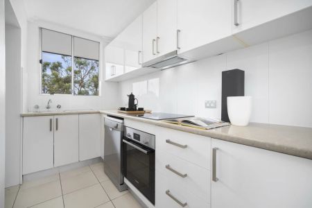 Top-Floor Privacy with Leafy Outlooks & Iconic Filtered Views - Photo 2