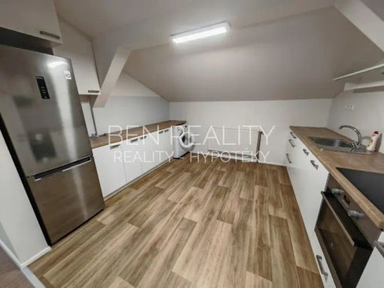 Pronájem - velký byt 2+kk - 3+1 nebo jako kancelář - Zlín Malenovice ulice Tečovská - cca 80 m - Fotografie 1