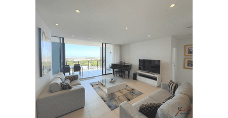 Top Floor Luxury Penthouse – Gateway Bridge Views, 3 Bed + 2.5 Bath, 2 Car - Photo 2