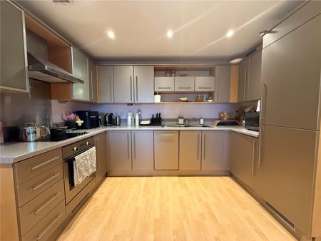 Central Walk, Station Approach, Epsom, Surrey, KT19 8BY - Photo 5