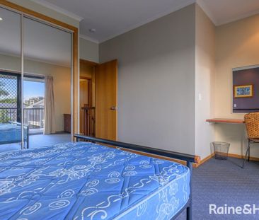 CITY CENTRE EXECUTIVE APARTMENTS WITH WATER VIEWS! - Photo 3