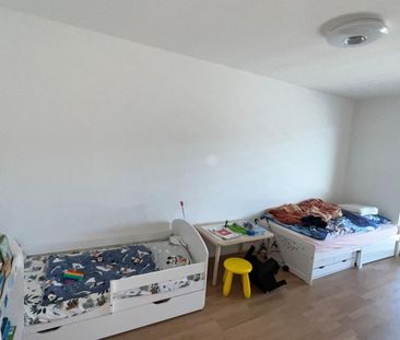 Grand appartement de 4,5 pièces dans un quartier récent - Photo 4