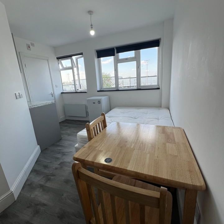 Studio Flat, High Road, IG1 - Photo 1