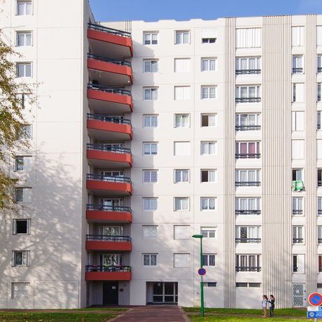 En copropriété, au 2ème d'une résidence avec ascenseur, nous vous proposons en location un appartement de type 4 comprenant un séjour avec une cuisine semi-ouverte, 3 chambres fermées, une salle de bain avec baignoire et un wc séparé. - Photo 1