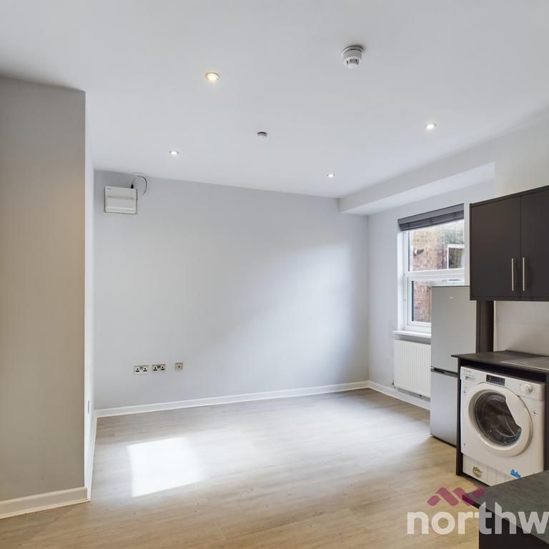 2 bedroom triplex to rent - Photo 1