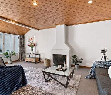 Sunny 3-Bedroom Townhouse - Photo 3