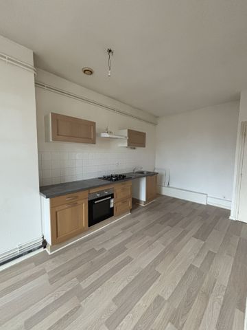 Location Appartement 3 pièces 83m² CHARLIEU 42190 - Photo 4